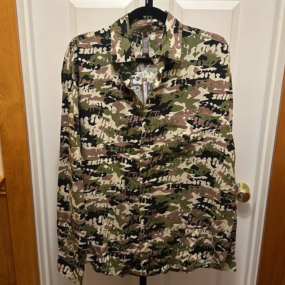 SKIMS COVER UP LONG SLEEVE BUTTON UP SHIRT in Camo Inspired Logo Print NEW
